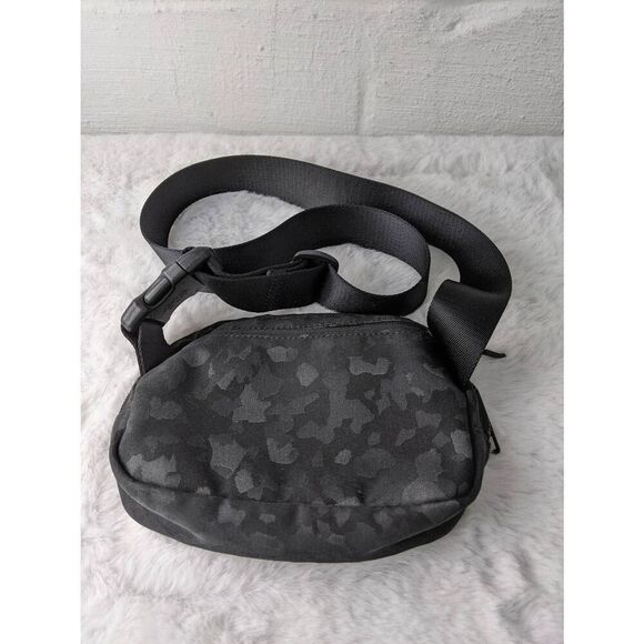 Lululemon Everywhere Belt Bag 1L Black Gray Camo - Picture 4 of 10